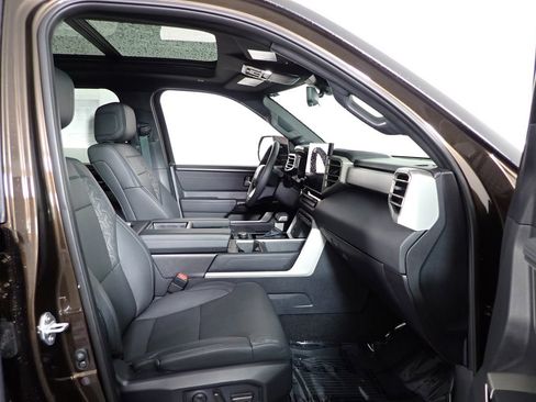 Used 2025 Toyota Tundra Limited AWD/4WD image 46
