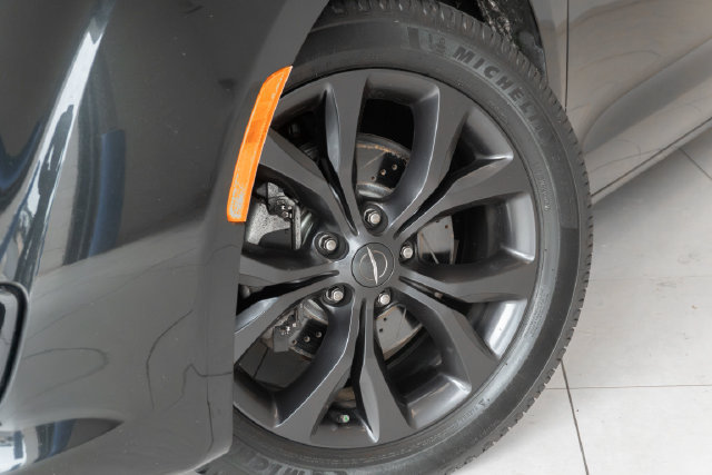 Used 2020 Chrysler Pacifica Touring w/ S Appearance Package FWD image 2