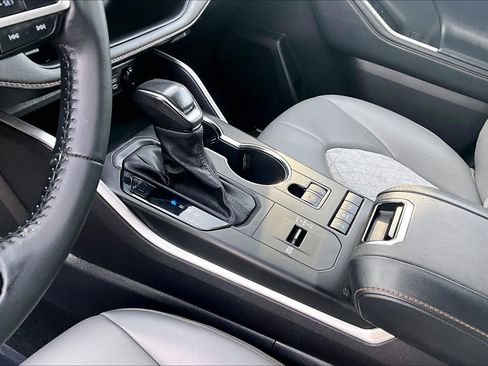 Used 2022 Toyota Highlander Bronze Edition image 16