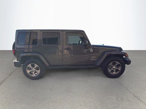 Used 2017 Jeep Wrangler Unlimited Sahara w/ Connectivity Group AWD/4WD image 3