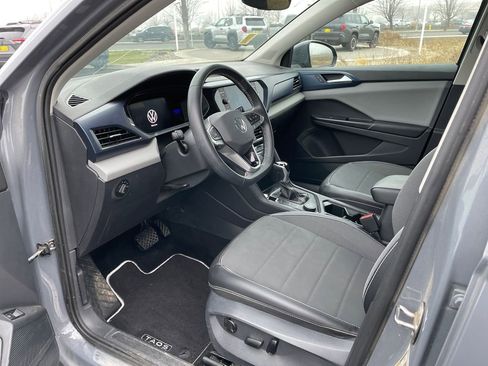 Used 2023 Volkswagen Taos SE w/ Panoramic Sunroof Package image 10