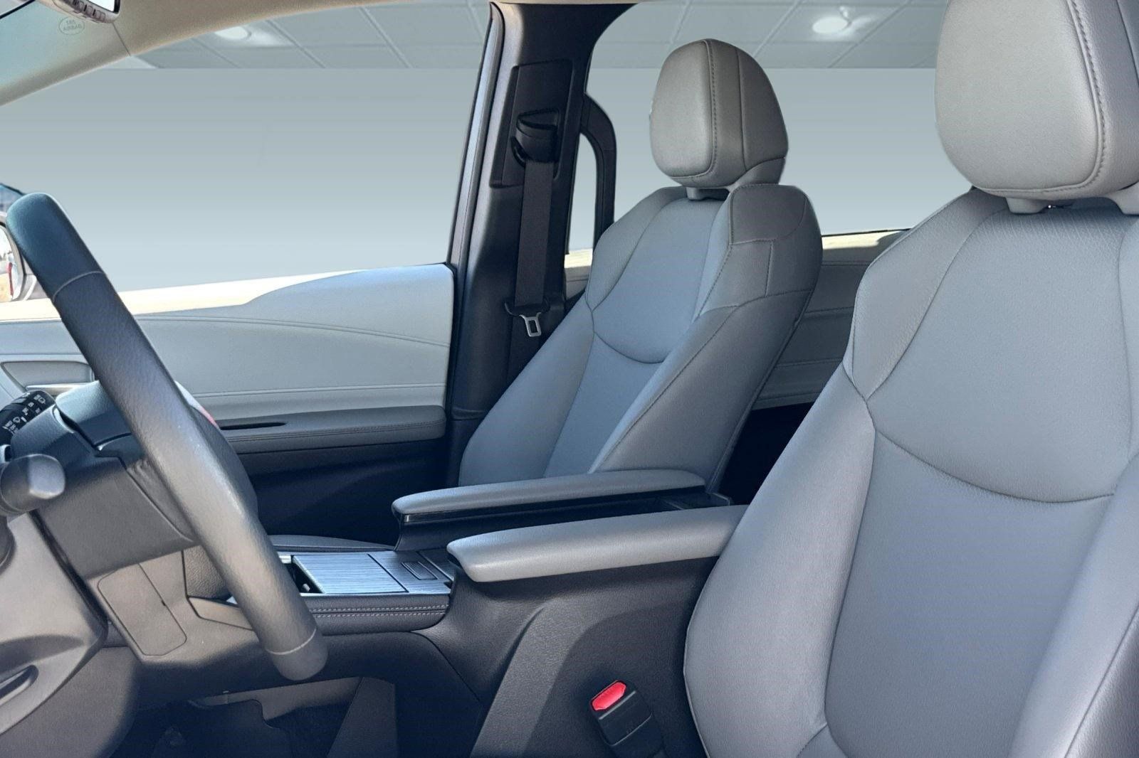 Used 2026 Toyota Sienna XLE FWD image 5