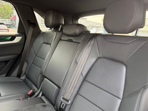 Used 2024 Porsche Cayenne w/ Premium Package AWD/4WD image 8