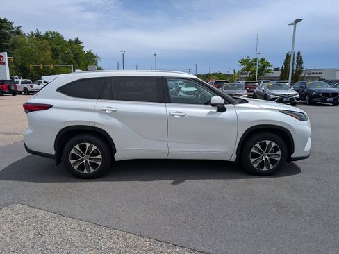 Used 2022 Toyota Highlander XLE AWD/4WD image 7
