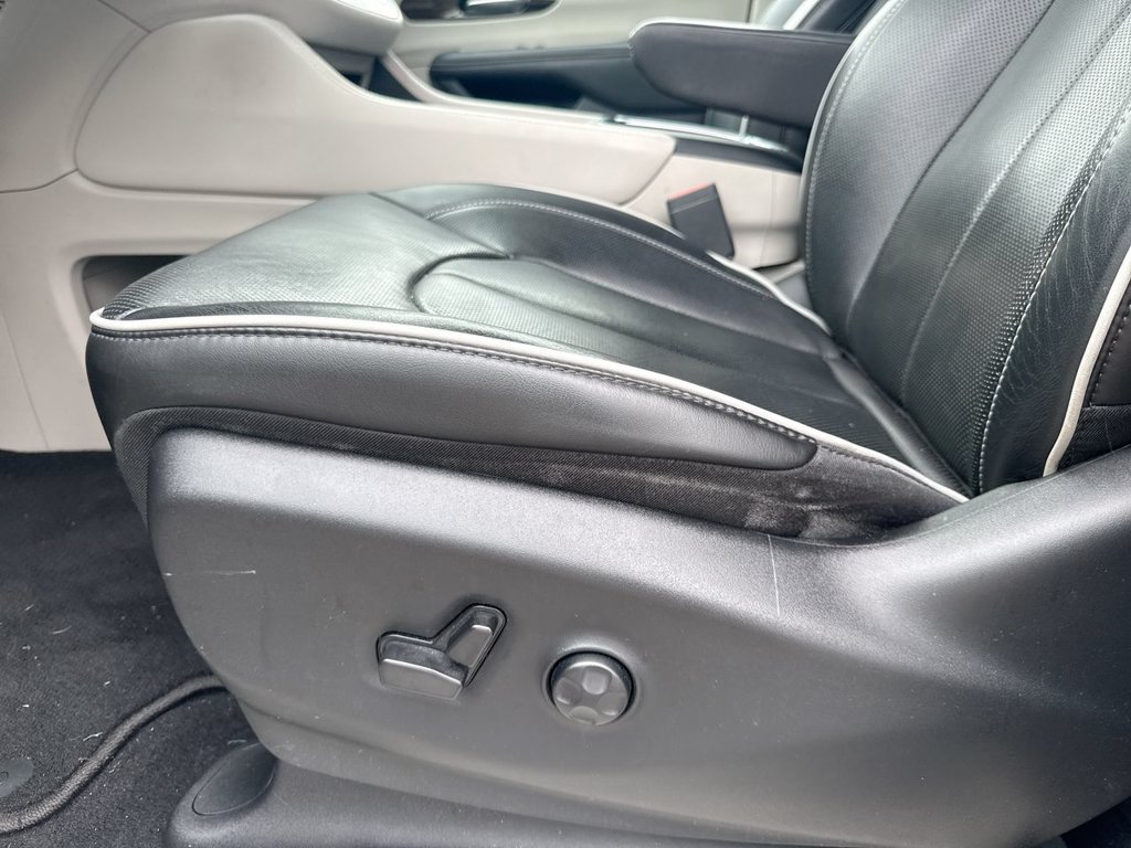Used 2023 Chrysler Pacifica Limited AWD/4WD image 24