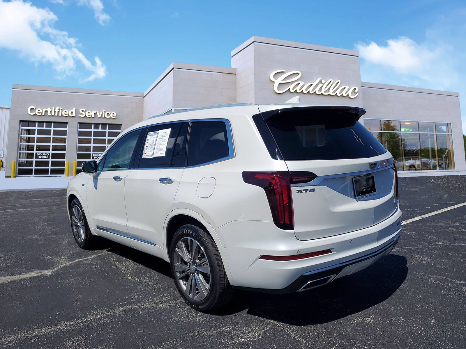 Used 2021 Cadillac XT6 Premium Luxury FWD image 2