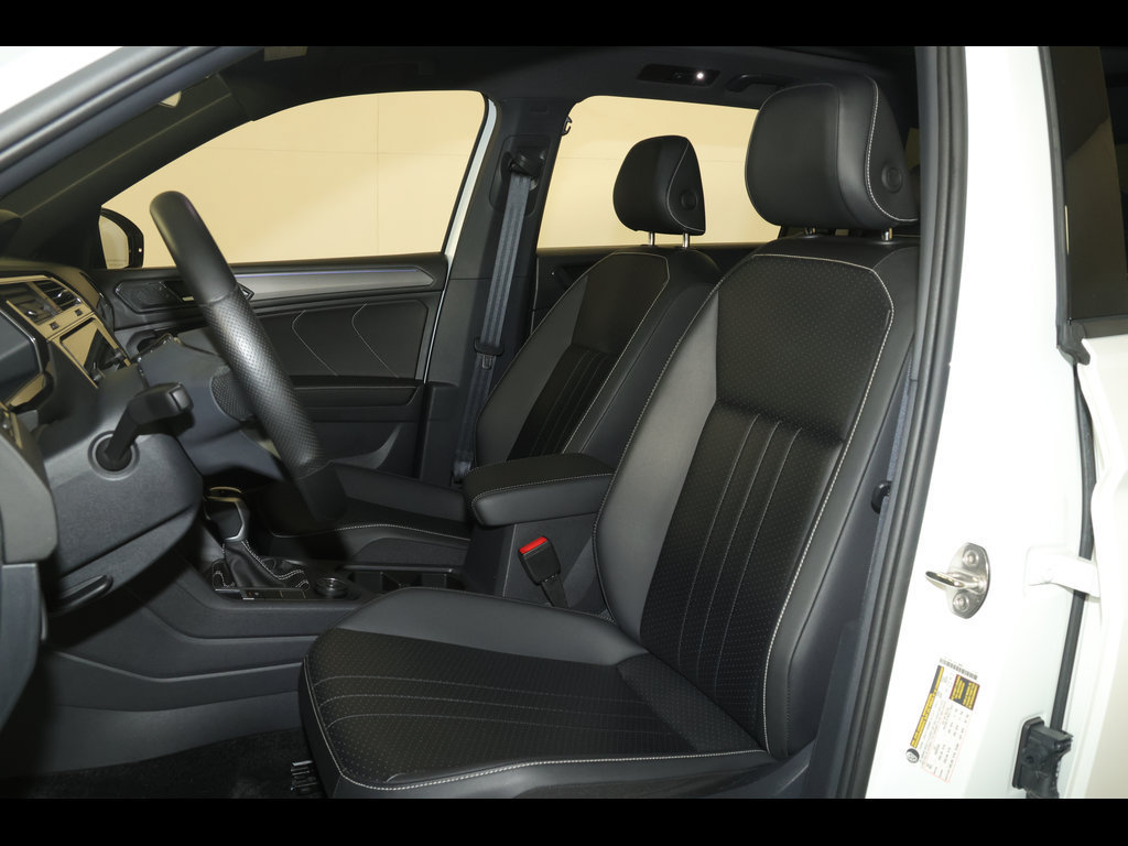 Used 2024 Volkswagen Tiguan SE R-Line AWD/4WD image 22