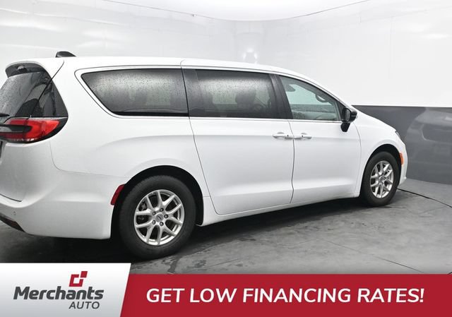 Used 2024 Chrysler Pacifica Touring-L FWD image 8