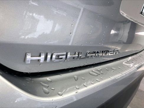 Used 2023 Toyota Highlander LE AWD/4WD image 32