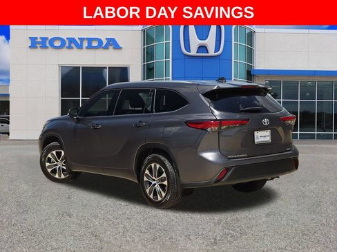 Used 2022 Toyota Highlander XLE FWD image 5