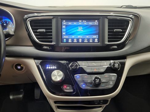 Used 2019 Chrysler Pacifica Touring-L FWD image 34