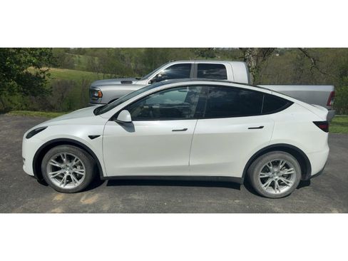 Used 2023 Tesla Model Y Long Range AWD/4WD image 2