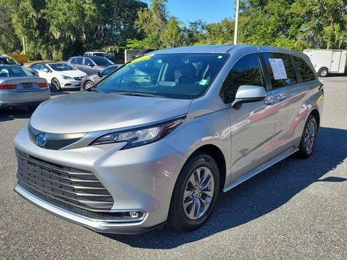 Used 2023 Toyota Sienna XLE image 8