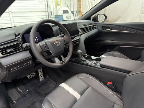 Used 2025 Toyota Camry SE image 10