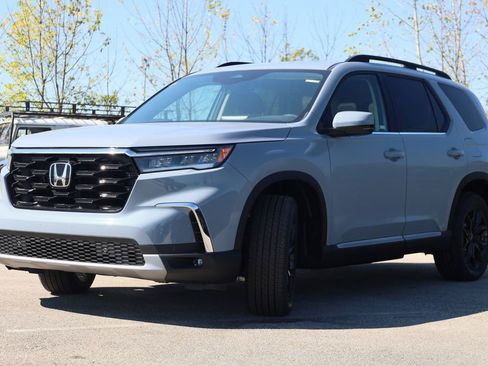 New 2025 Honda Pilot Touring image 3