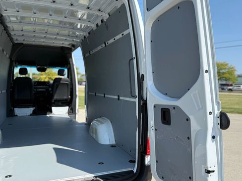 Used 2024 Mercedes-Benz Sprinter 2500 image 10