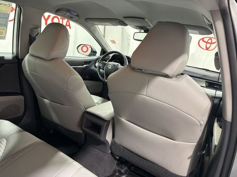 Used 2019 Toyota Camry SE w/ Convenience Package FWD image 16