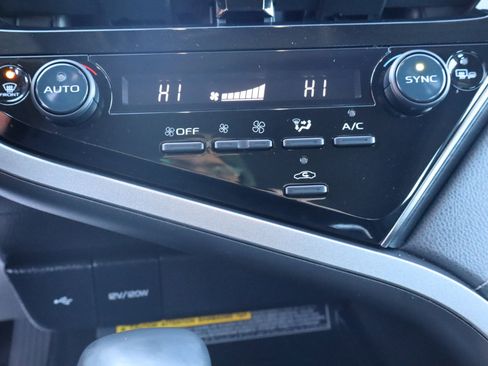 Used 2021 Toyota Camry XLE image 12