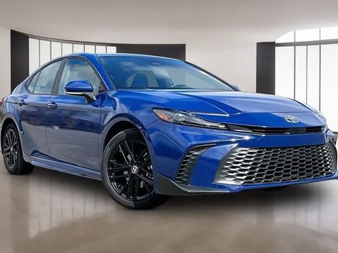 Used 2025 Toyota Camry SE image 3