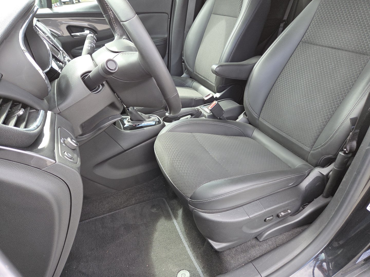 Used 2022 Buick Encore Preferred w/ Safety Package FWD image 22