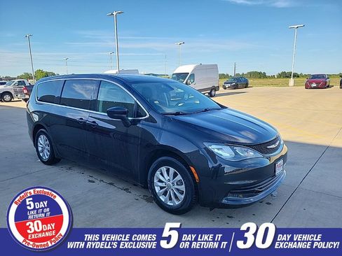 Used 2017 Chrysler Pacifica Touring w/ Tire & Wheel Group FWD image 1