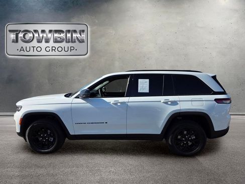 Used 2025 Jeep Grand Cherokee Laredo RWD image 7
