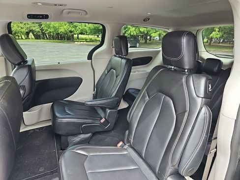 Used 2023 Chrysler Pacifica Touring-L FWD image 17
