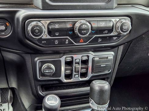 Used 2020 Jeep Wrangler Unlimited Sahara AWD/4WD image 19