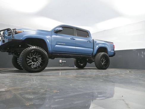 Used 2019 Toyota Tacoma TRD Sport AWD/4WD image 34