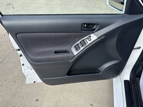Used 2007 Pontiac Vibe w/ Preferred Package FWD image 3