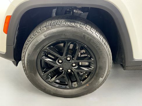 Used 2023 Jeep Grand Cherokee L Laredo image 13