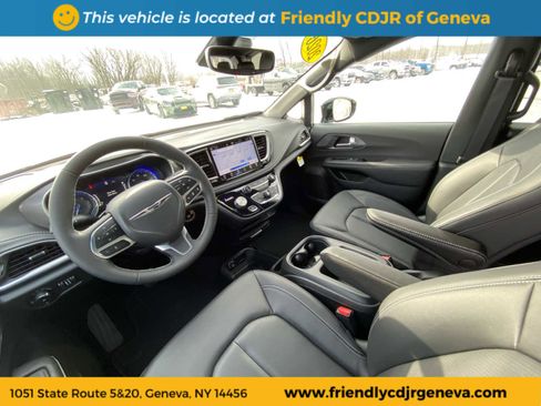 New 2026 Chrysler Pacifica Select image 13