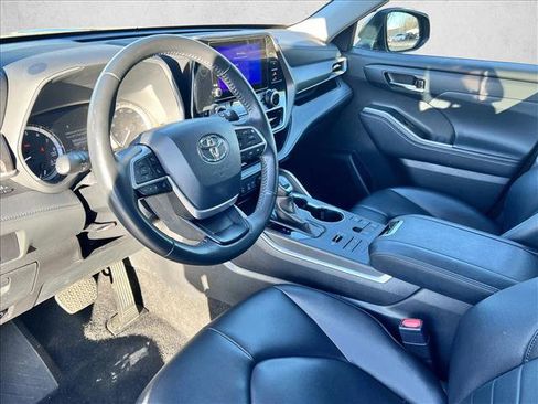 Certified 2024 Toyota Highlander XLE image 9