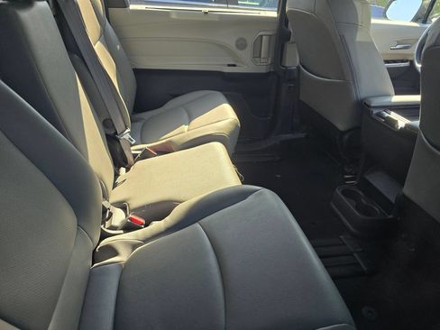 Used 2024 Toyota Sienna XLE FWD image 13