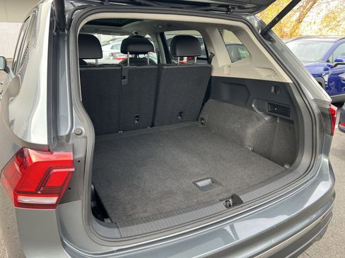 Used 2022 Volkswagen Tiguan SE w/ Panoramic Sunroof Package image 25