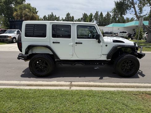 Used 2013 Jeep Wrangler Unlimited Sahara AWD/4WD image 9