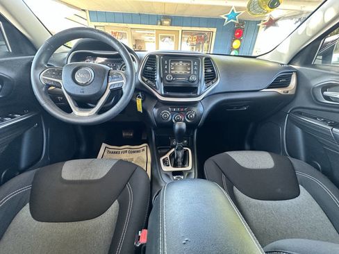 Used 2015 Jeep Cherokee Sport image 15