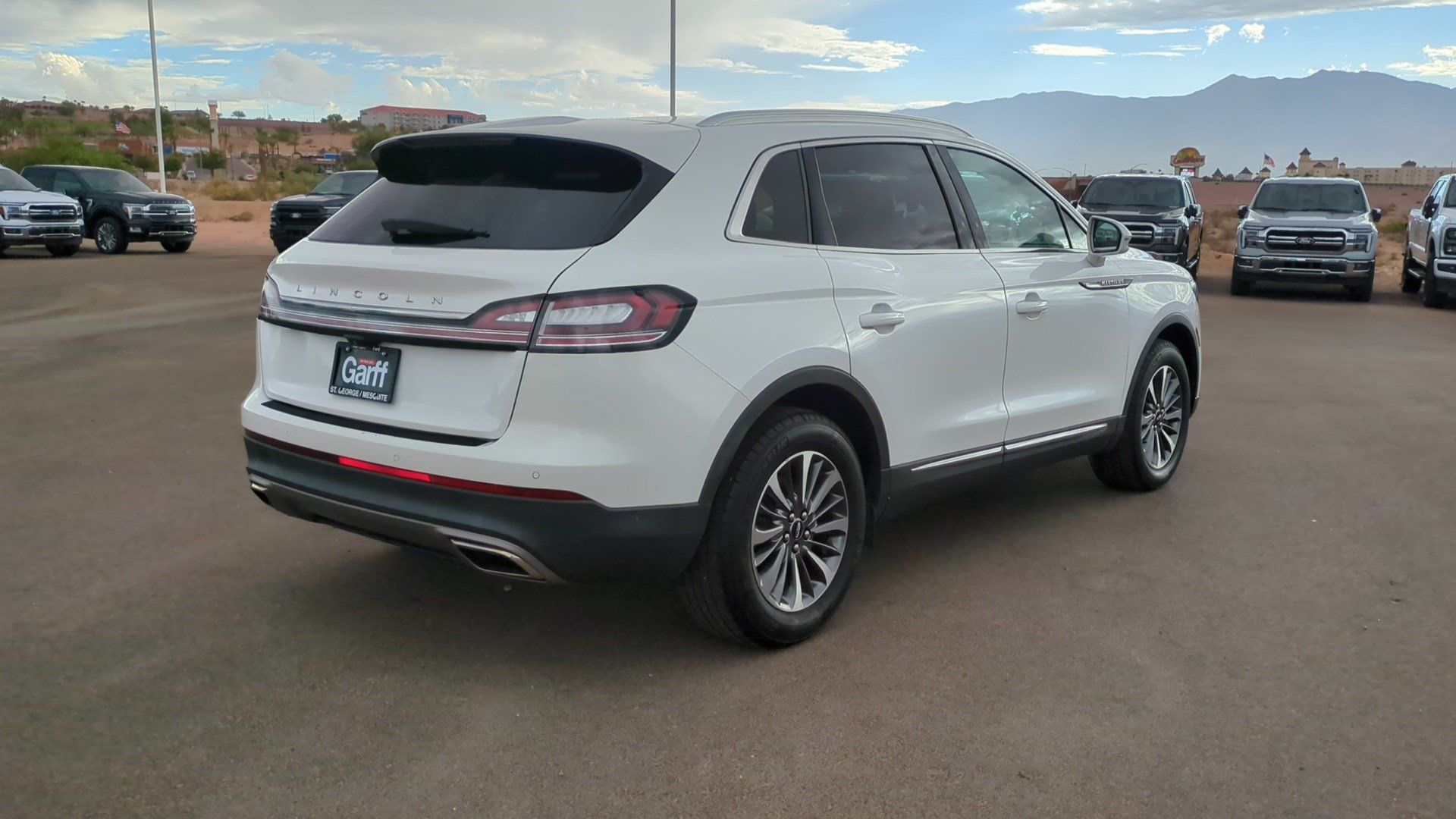 Used 2023 Lincoln Nautilus FWD w/ Premium Package image 3