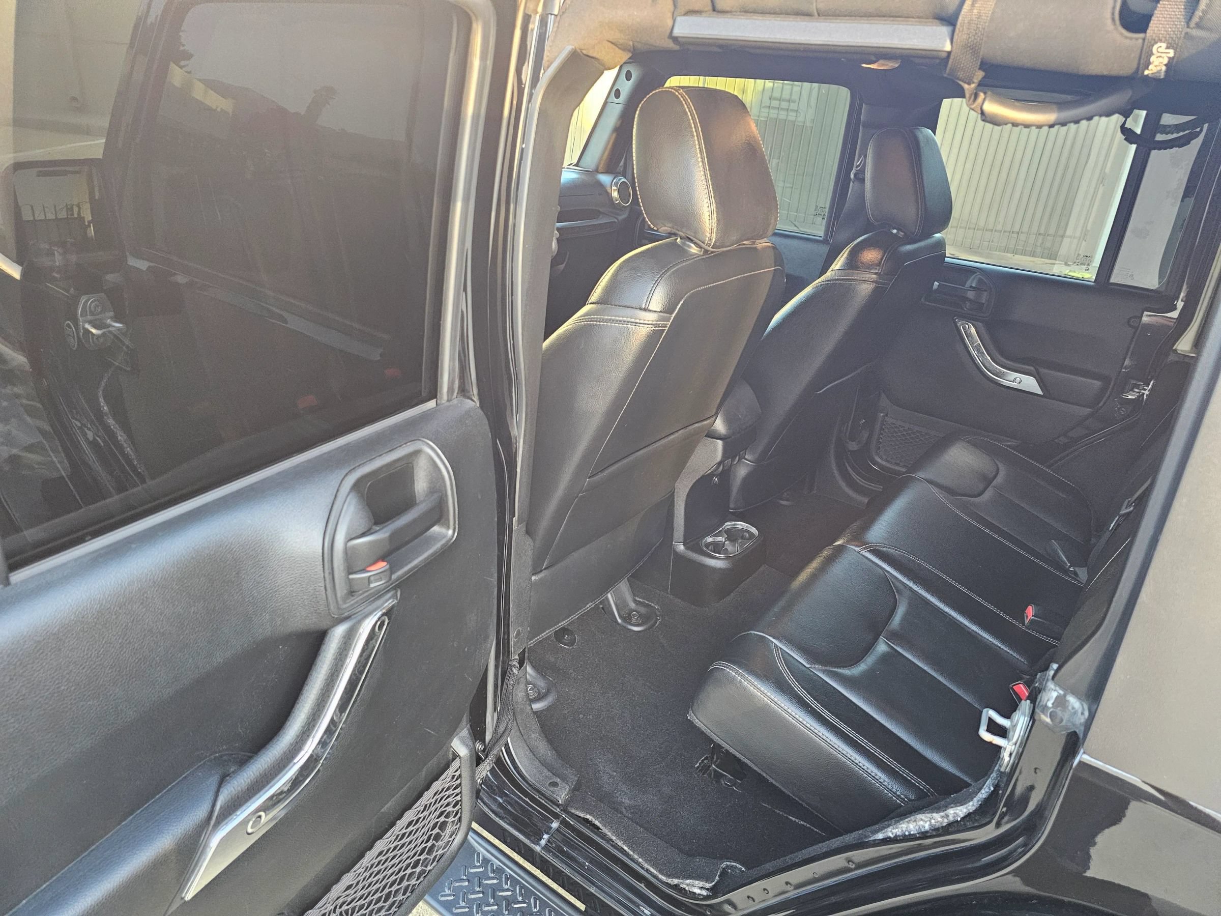 Used 2018 Jeep Wrangler Unlimited Sahara w/ Connectivity Group AWD/4WD image 17