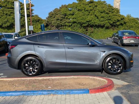 Used 2022 Tesla Model Y Long Range image 4