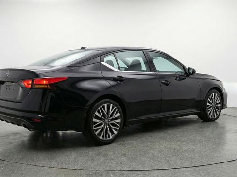 Used 2025 Nissan Altima 2.5 SV image 9