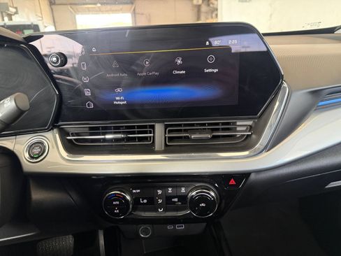 Used 2025 Chevrolet Trax LT FWD image 16