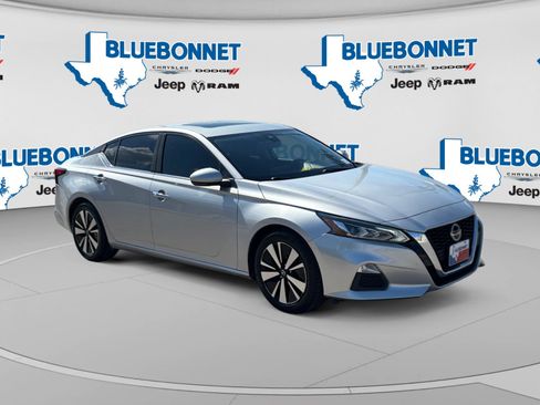 Used 2022 Nissan Altima 2.5 SV w/ SV Premium Package FWD image 3