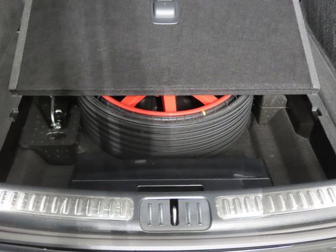 Certified 2025 Porsche Macan AWD/4WD image 48