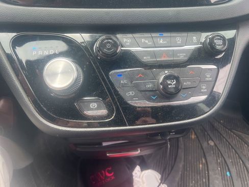 Used 2019 Chrysler Pacifica Touring Plus w/ Advanced Safetytec Group FWD image 6