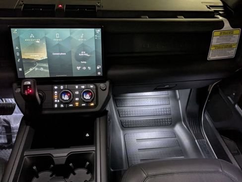 New 2026 Land Rover Defender 110 X-Dynamic SE AWD/4WD image 28