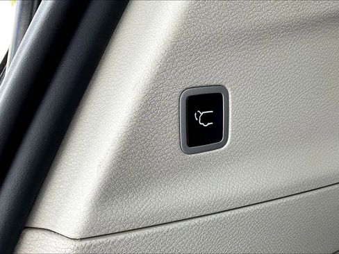 Used 2023 Chrysler Pacifica Touring-L FWD image 23