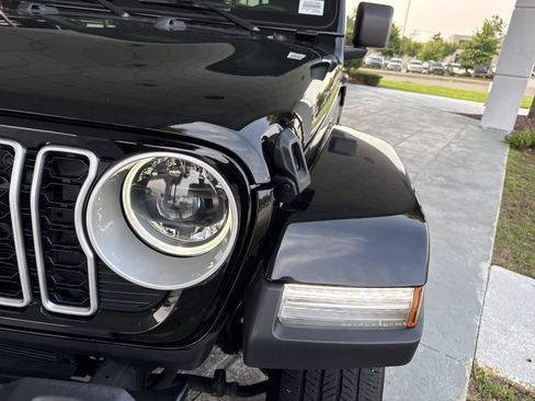 Used 2025 Jeep Wrangler Unlimited Sahara AWD/4WD image 5