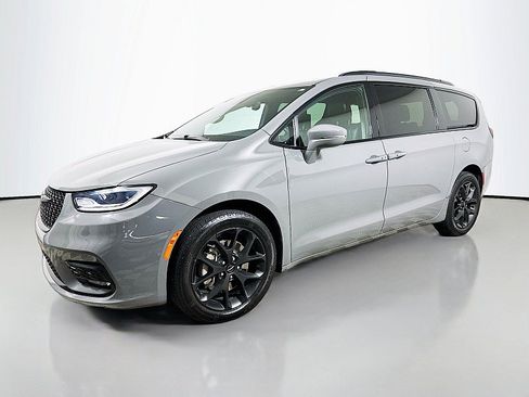 Used 2021 Chrysler Pacifica Touring-L w/ Uconnect Theater Family Group AWD/4WD image 3