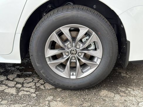 New 2026 Toyota Sienna XLE FWD image 19